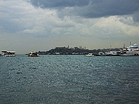 324  Der Dolmabahce-Palast liegt direkt am Bosporus.